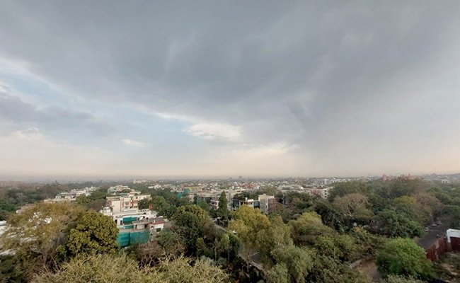 Delhi Temperature Drops To 14.9 Degrees, Light Rains Likely Tomorrow