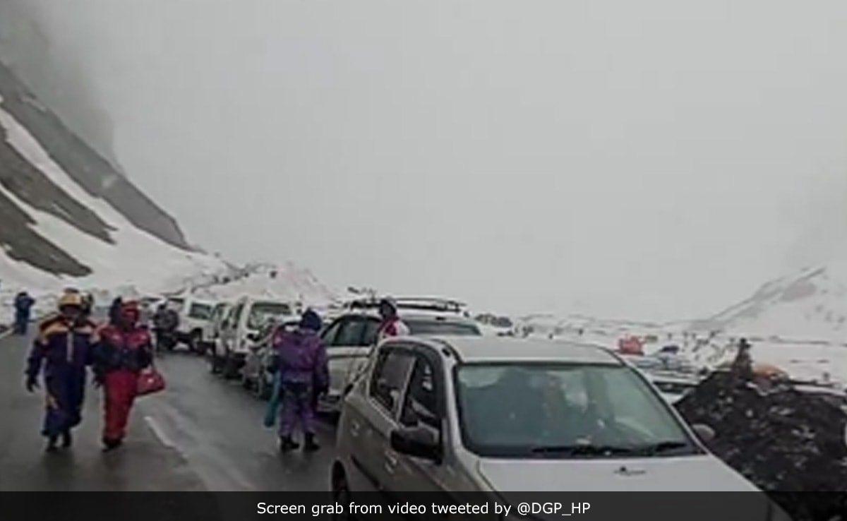 11 Roads Closed After Himachal's Shimla, Kullu Receive Fresh Snow, Rain