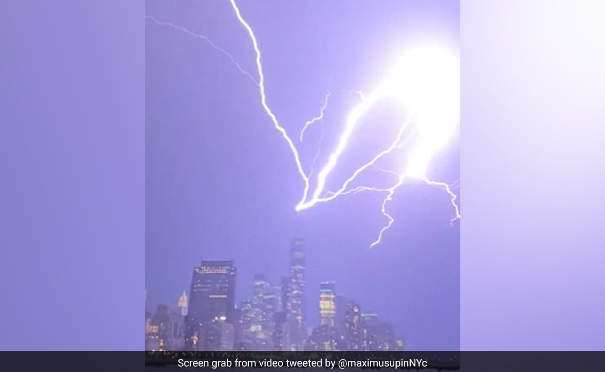 Spectacular Video Shows Thunderbolt Striking New York's One World Trade Center
